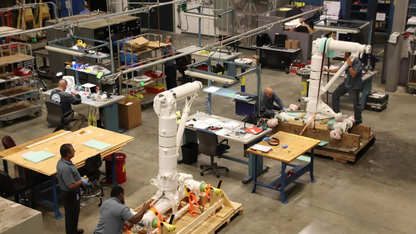 workers delivering MRO services on landing gear